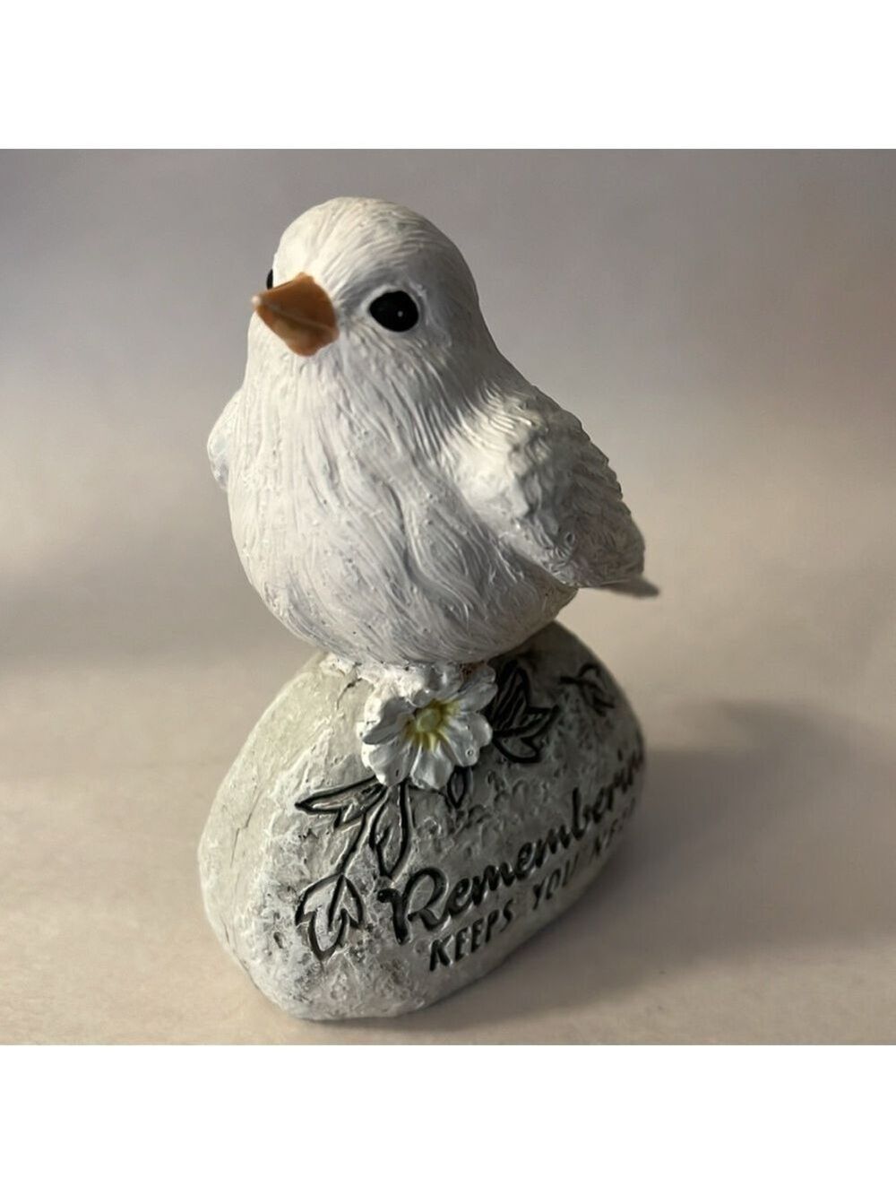 Pair of resin memorial birds with endearing inscriptions - Picture 5 of 6
